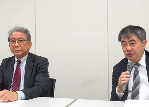 保護基金の小川潔副理事長（左）と東商取の石崎隆社長（右）